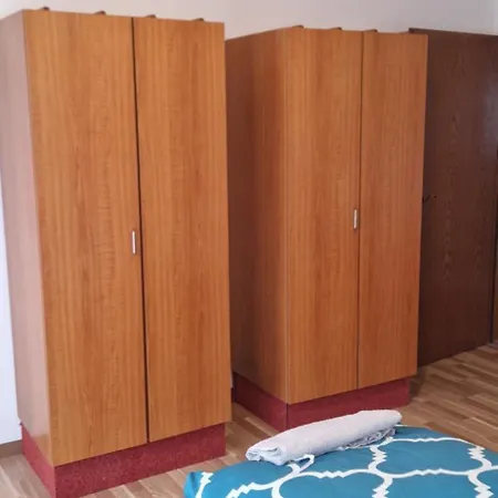 Ruhige Zentral Gelegene Mit 4 Schlafzimmern Fuer Monteure In דירה